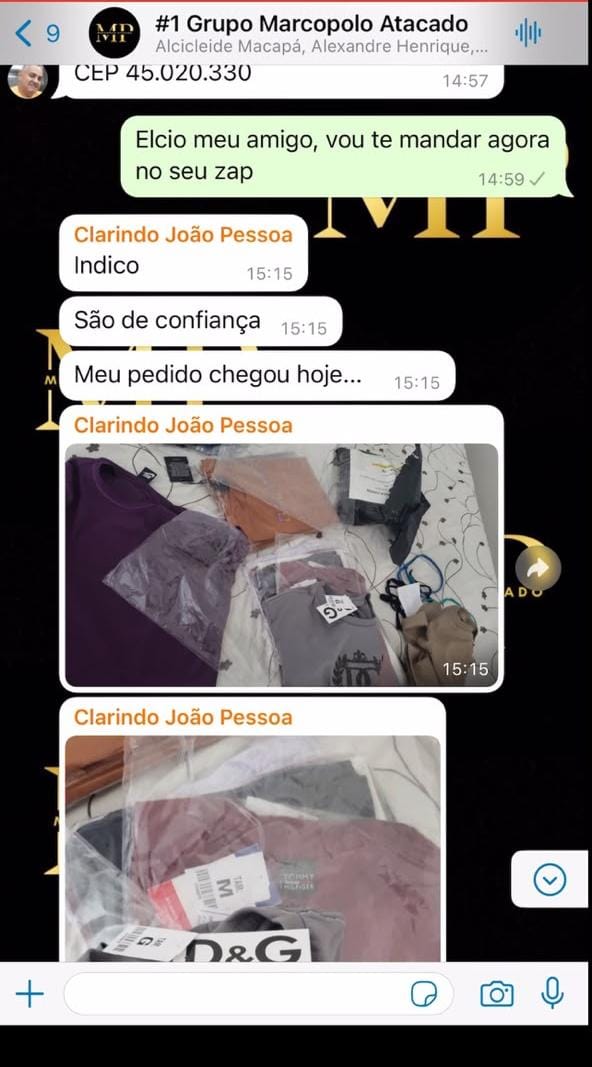 Cliente mostrando os produtos recebidos e comentando positivamente